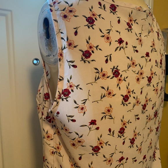 Beautiful floral. Papaya brand. Size small. Twisted top - Picture 2 of 4